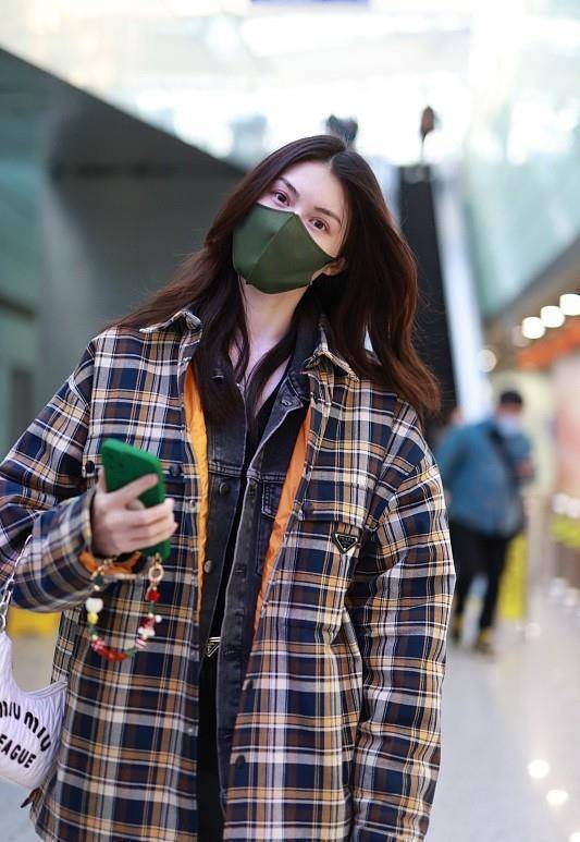 原创何穗过马路像是在走t台身穿格子外套好时髦看着个性还新潮