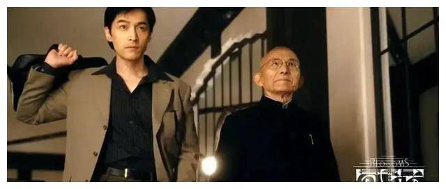 游本昌90岁和老伴住旧小区房子拥挤家具老旧一句话让人泪目