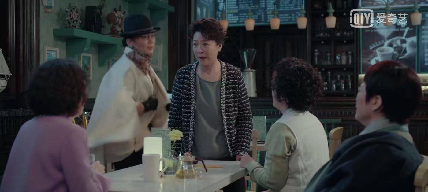 宋小英饰演的是退休中学教师宋丽娜,她很优雅,衣品出众,最给力的武器