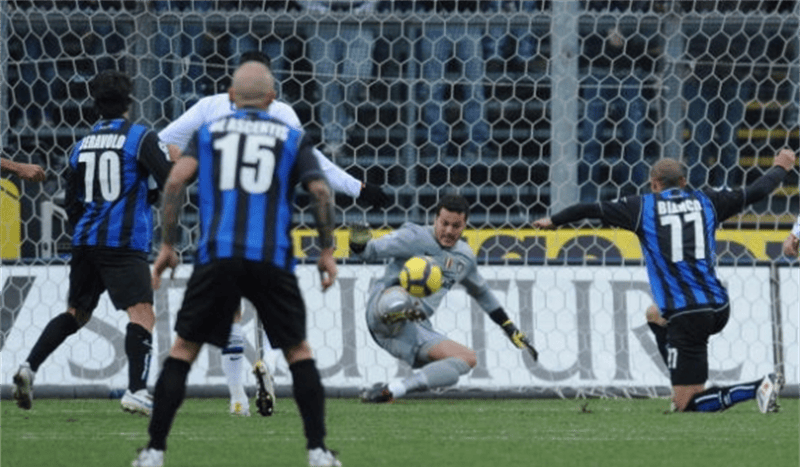 尽管此时托尔多还有力气战斗,但曼奇尼还是毫不犹豫地挺直了塞萨尔.