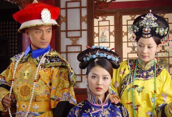 春宫昨进新仪注,大礼恭逢太后婚.掖庭犹说册阏氏,妙选孀闺作母仪.