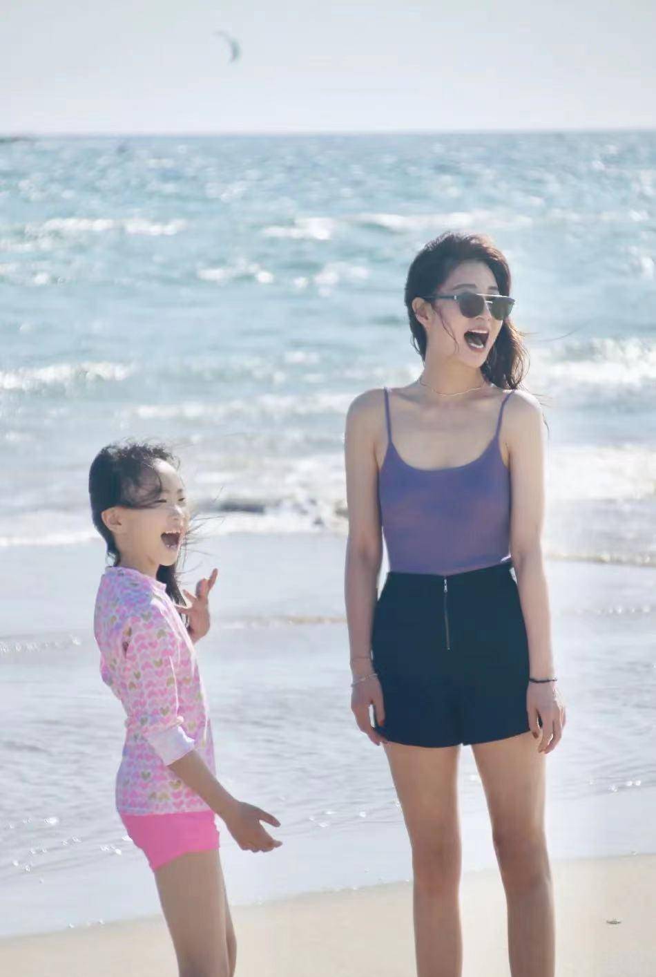 原创殷桃买二手包被偶遇生图黑眼圈自来卷抢镜过分虚吹被打回原型