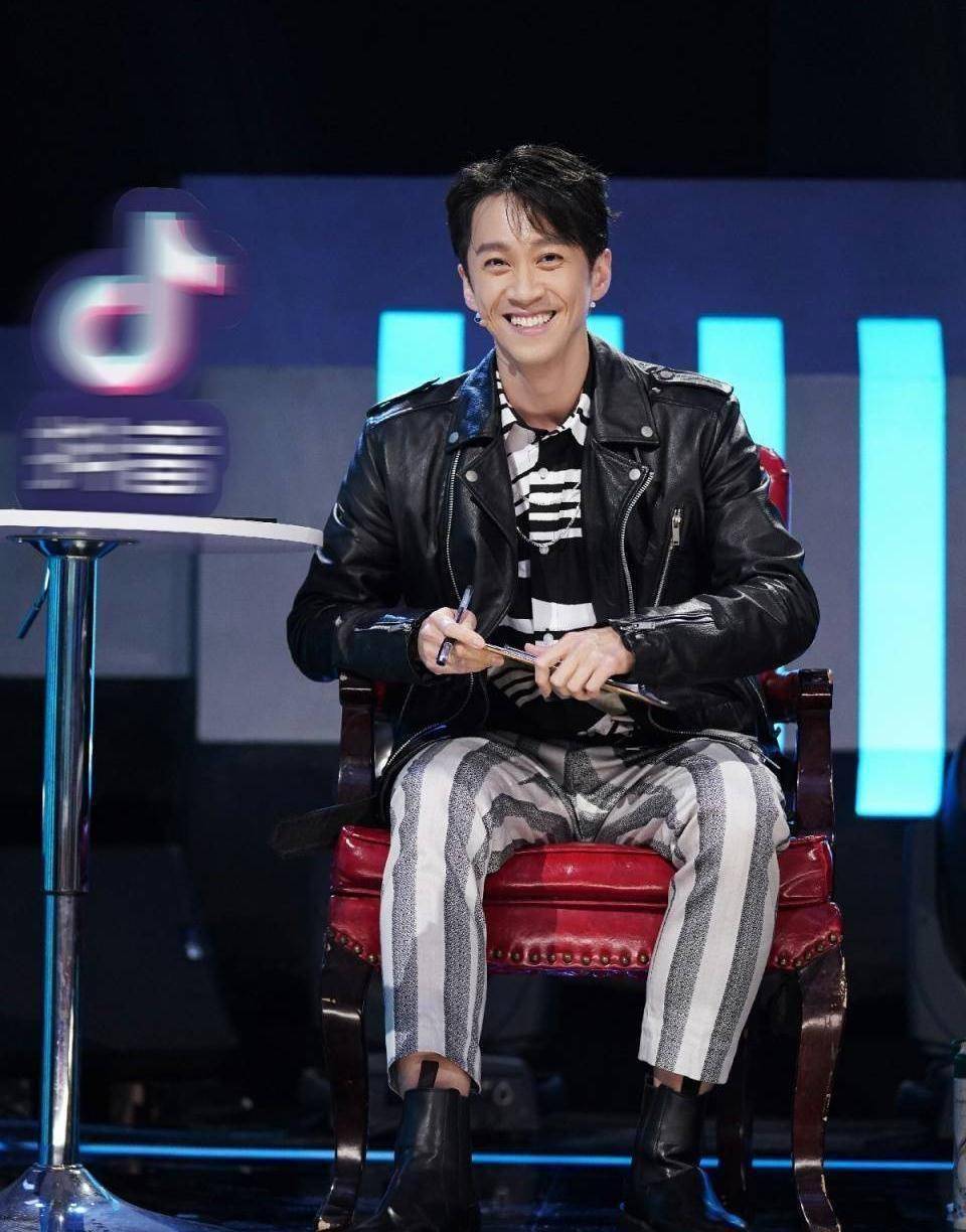 原创原创蒙面舞王第三赛段淘汰赛开启陈汉典欢乐返场猜评