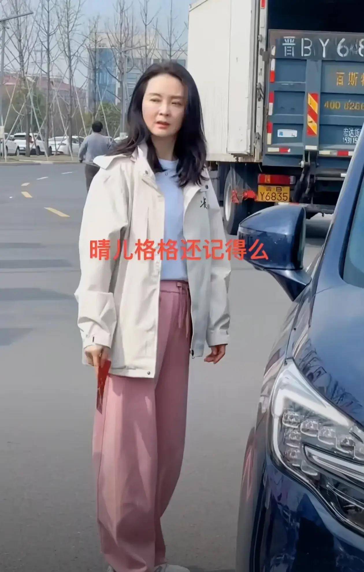 50岁王艳终于出来拍戏,对比同框温峥嵘太显老,有种贾玲既视感!