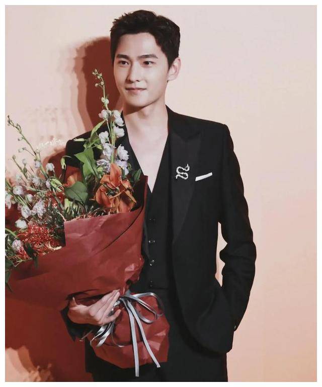 杨洋病倒入院治疗走路需拐杖经纪人陪同医生严肃叮嘱