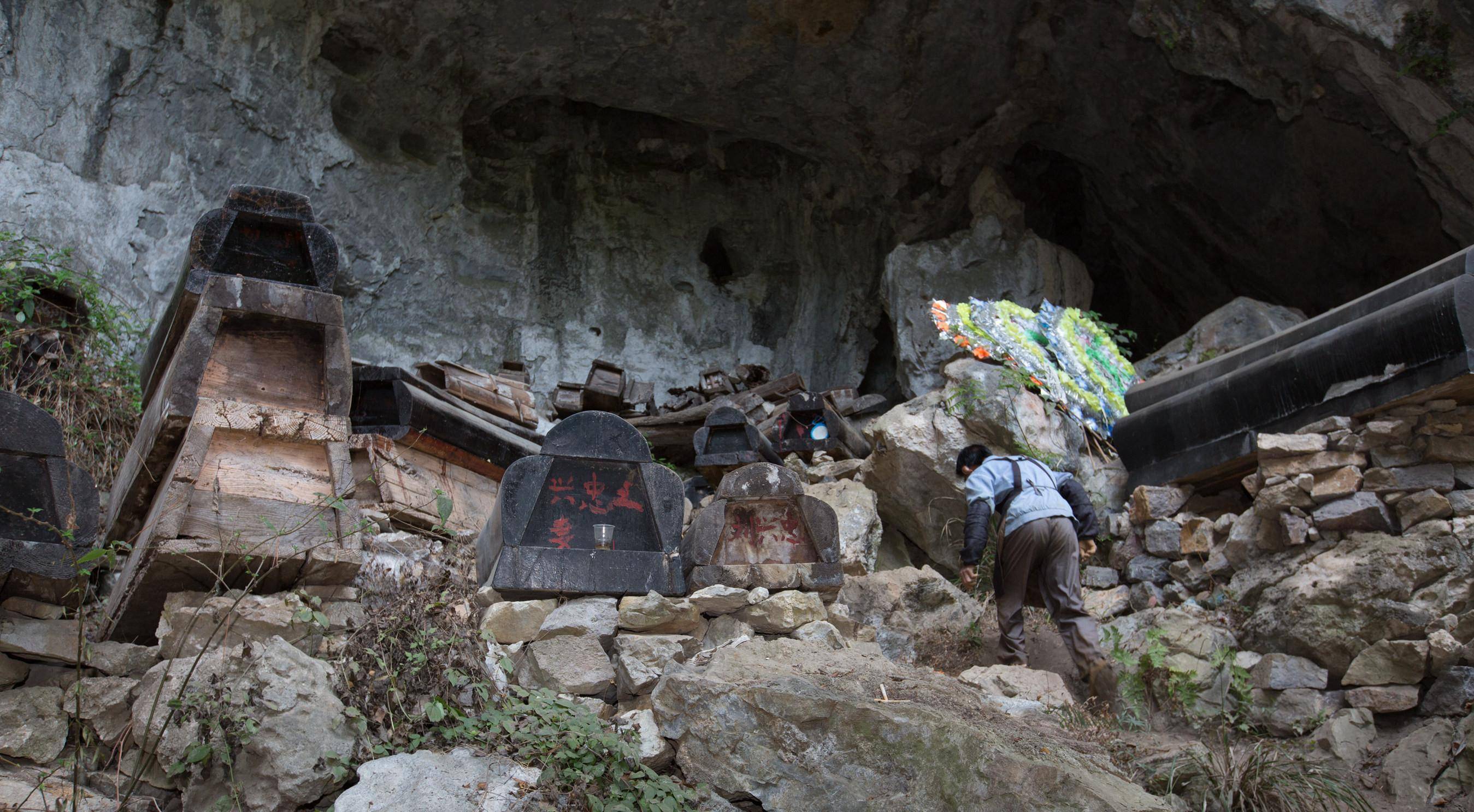 原创为守护567具棺材贵州大爷白天搬砖晚上住洞穴月薪只有三百