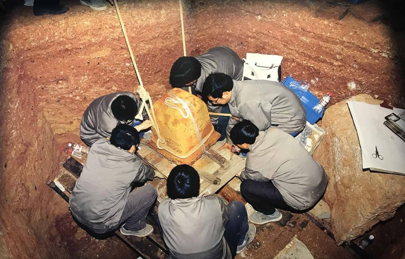 原创雷峰塔地宫抢救性发掘现场没有白娘子而是发现了一件绝世灵物