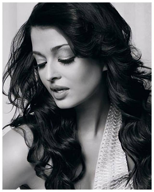 宝莱坞女星嫁香蕉树,婚礼惊现荒诞性大爆发!