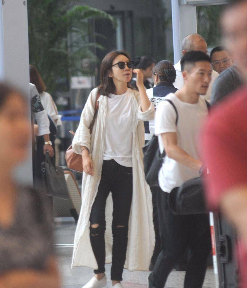 原创闫妮的腿引热议看机场图差距不大脸p过的