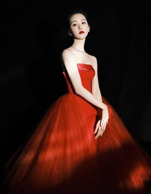 别看陈都灵长得很清纯,但穿上红色长裙却很热烈,显得肤色好白啊