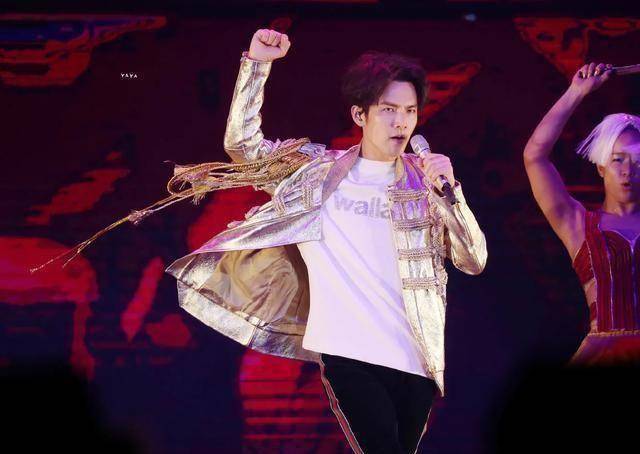 原创原创街舞3队长钟汉良按年龄他可以当王一博的爸吹爆他颜值