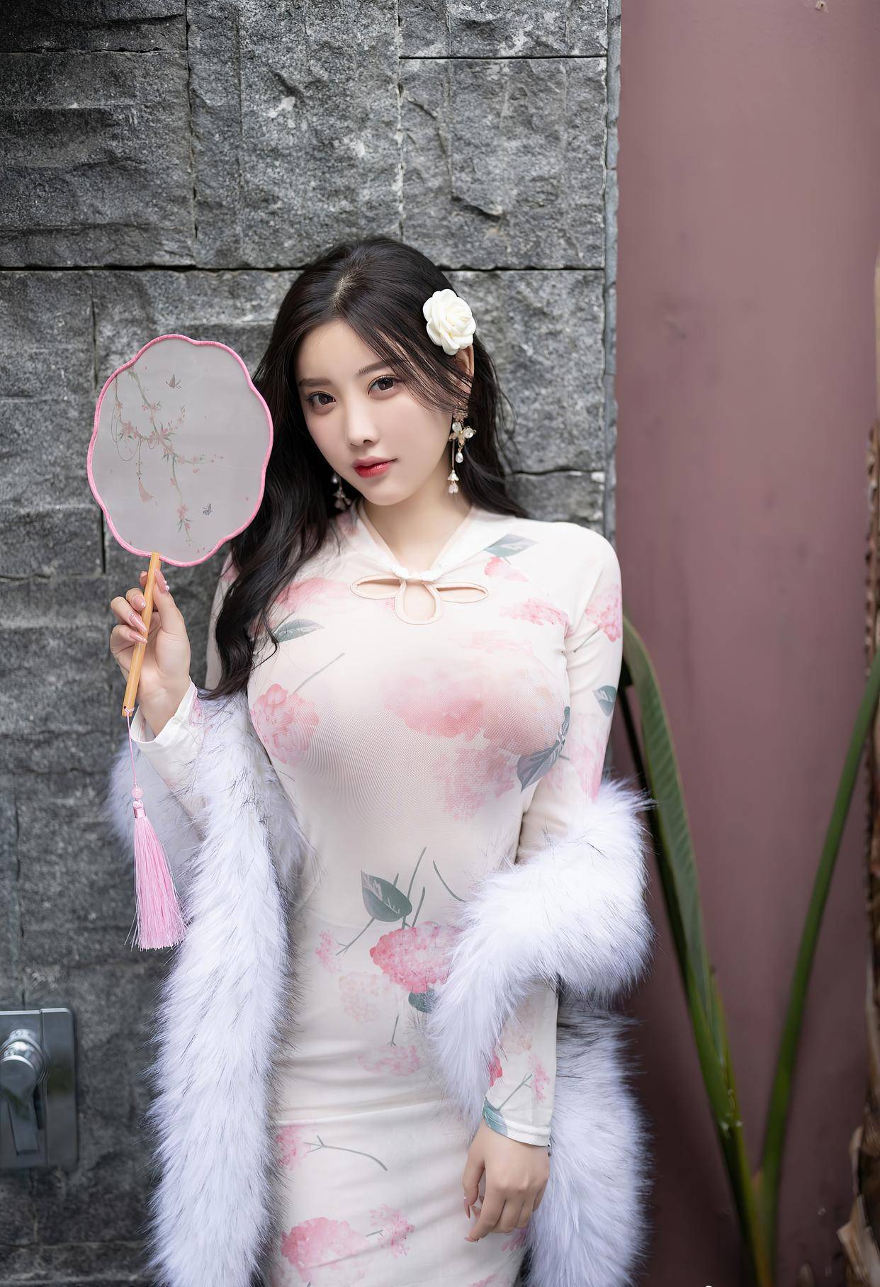 "风情万种:轻透白色旗袍配原色丝袜,尽显完美身段"