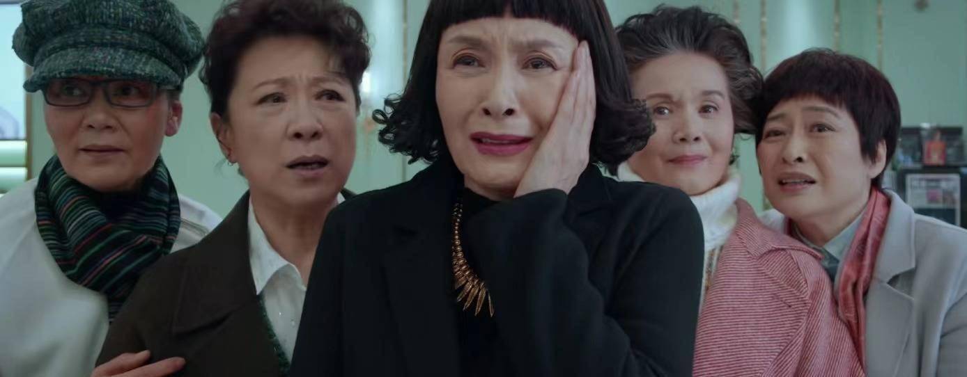 这五位闺蜜各具特色,但最漂亮的应该是宋丽娜,她可能是单身,所以和