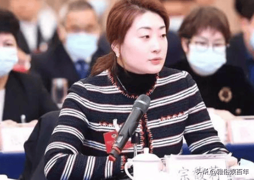 榜单上排名第二的是孟晚舟,担任华为副董事长,对华为财务体系贡献巨大