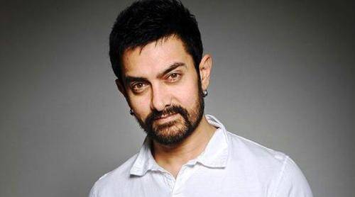 阿米尔汗小时候隔壁有个邻居,邻居的女孩叫芮娜,从小