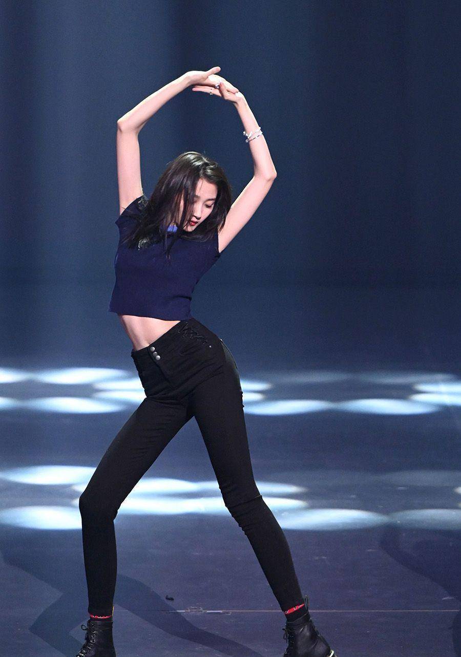 九头身美女关晓彤穿露脐装录制节目大长腿成全场焦点