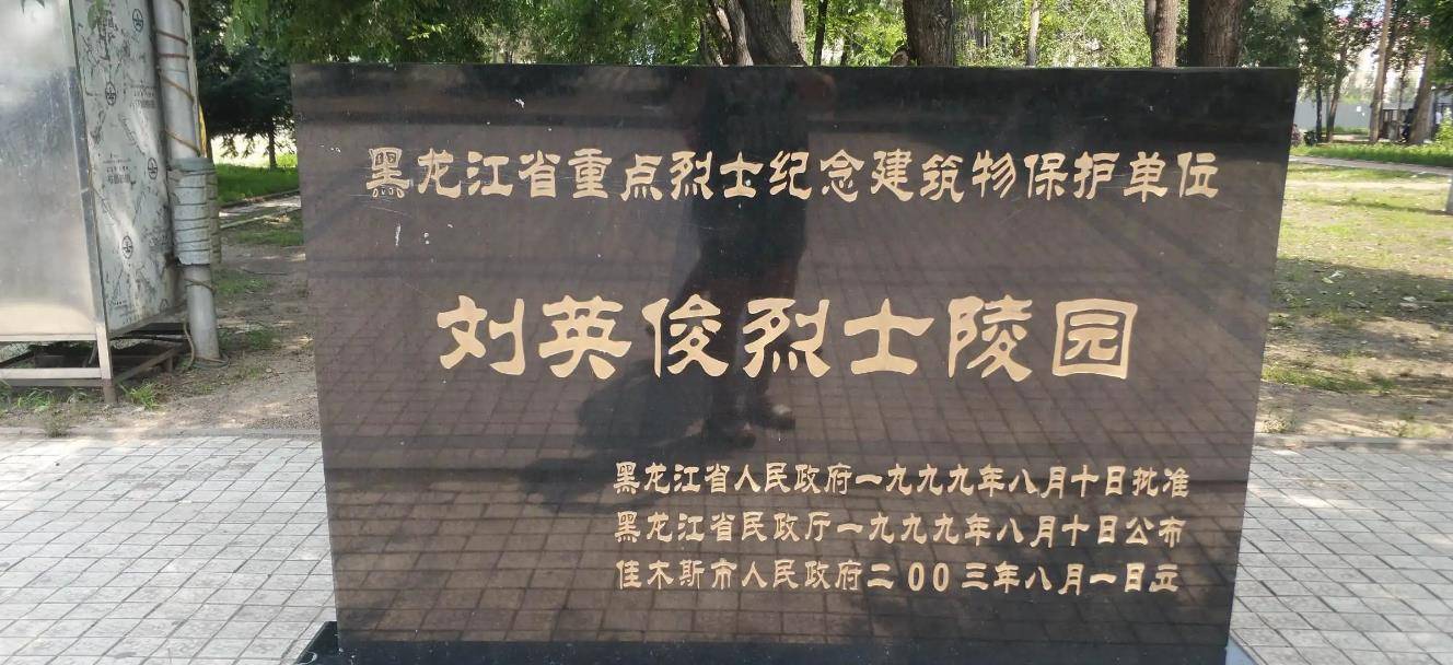 原创烈士救6名儿童牺牲被救者替其尽孝43年后恩母逝世6人送来花圈