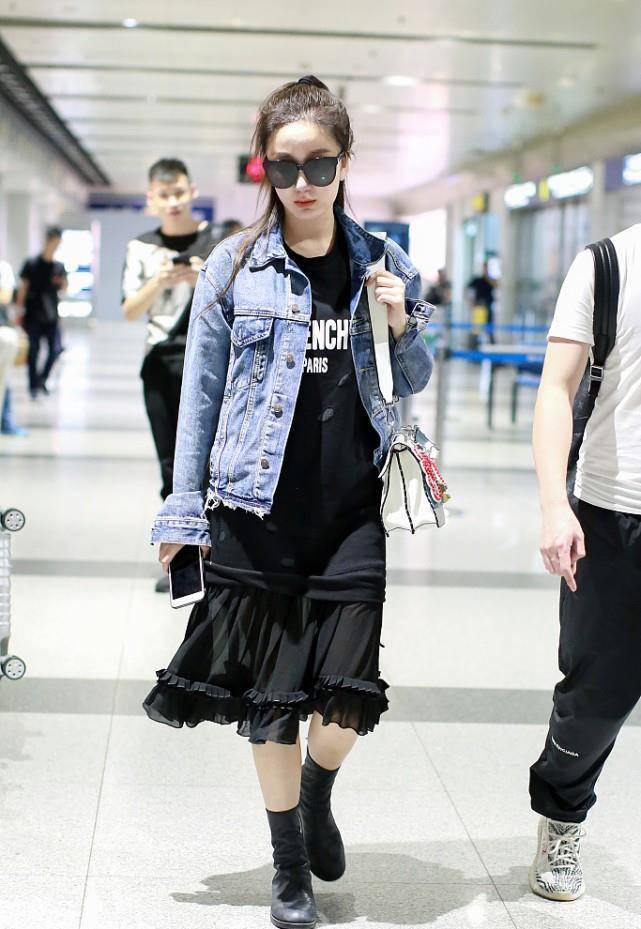 原创娄艺潇还挺有文艺范儿的一袭白色长裙真文雅但鞋子却选错了