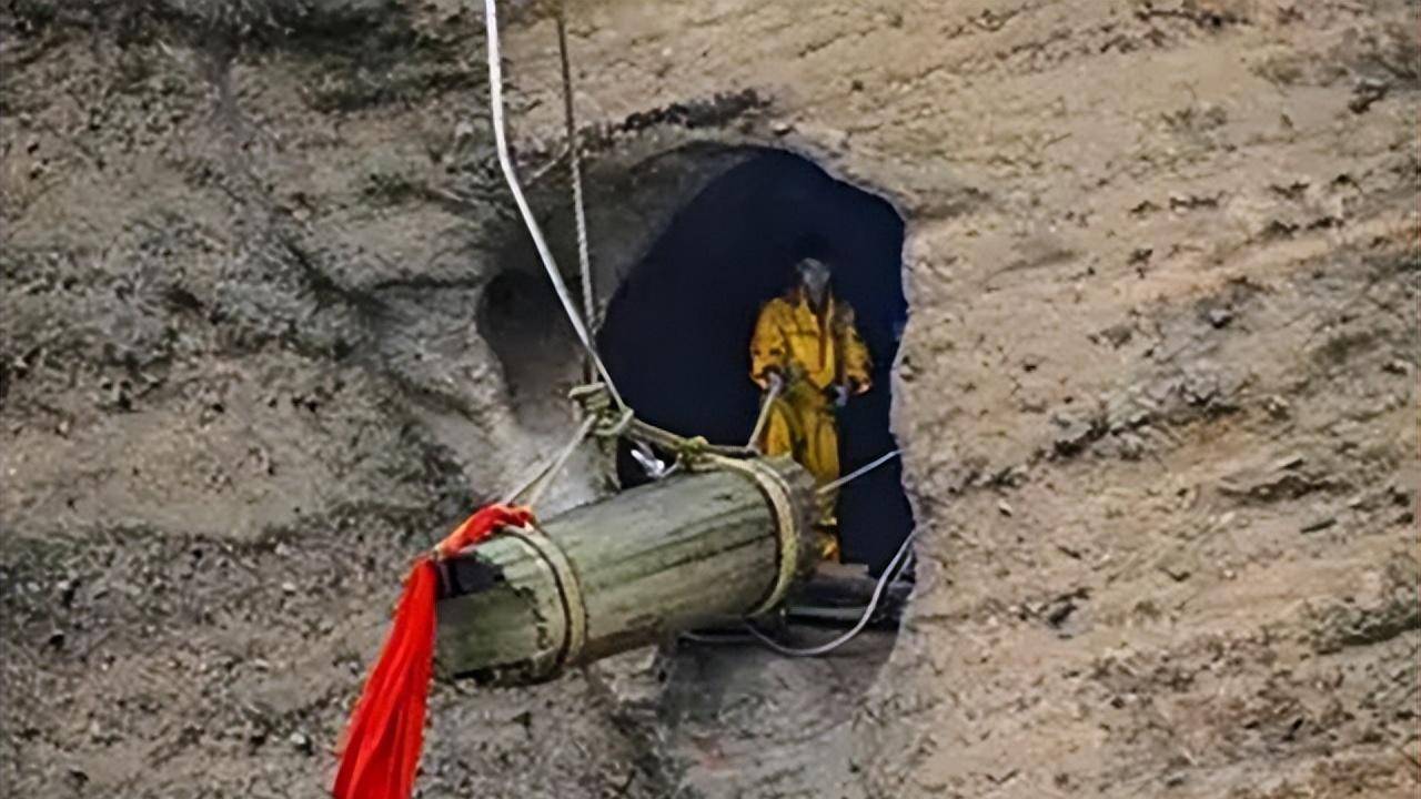 贵州背尸人以背尸背棺材为生徒手攀爬悬崖峭壁上堆满了棺材