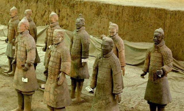普遍不带头盔,有很多原因,其中一个令人胆寒_士兵_装备_秦始皇兵马俑