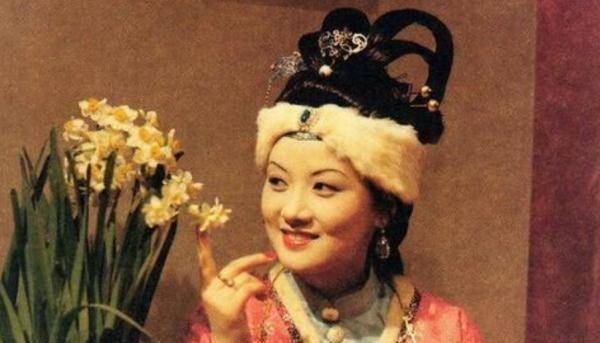 原创《红楼梦》中荣国府为何是王熙凤管家而不是王夫人