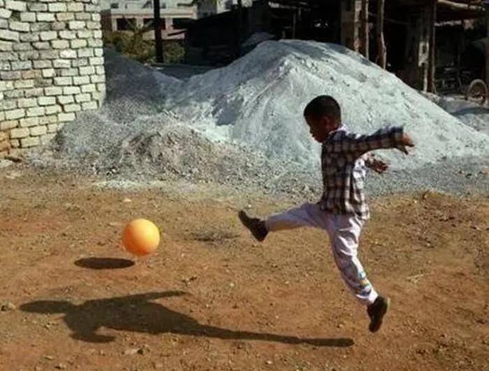 艾滋病双亡,6岁儿子被孤立,自己艰难生活,还学习武术_阿坤_村里_阿龙