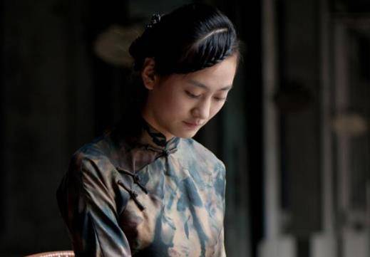 习惯了伸手拿钱,丈夫提出质疑,她选择离婚创业,晚年却满盘皆输_苏青