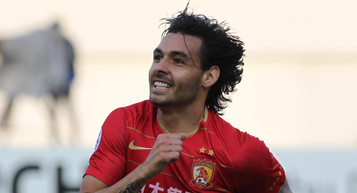 高拉特点赞小摩托社交 球迷说他才是国足最强 最可惜归化球员_费南多_