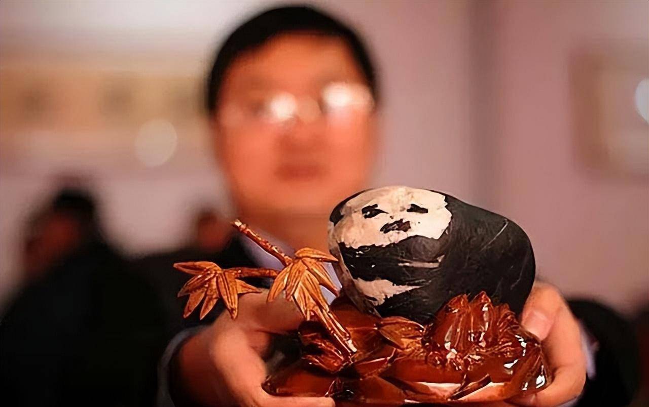 原创03年青岛大哥捡到熊猫奇石有人出价百万也不卖专家估值1亿