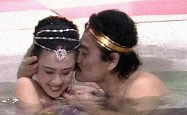 达奇演纣王,小30岁学生饰"妲己",拍完吻戏,师徒冷战一个月