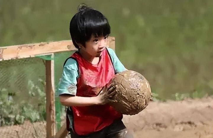 石头小时候太过顽皮,郭涛作为严父会狠心教育孩子,如果不从小教导好