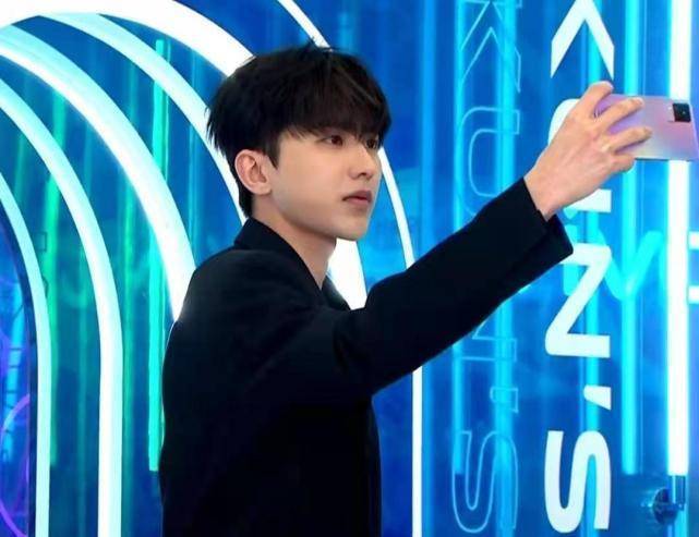 原创蔡徐坤代言活动场面太疯狂不仅被其他品牌蹭热度还有小孩子在做