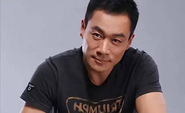 原创54岁武松丁海峰曝光在美国树林砍柴烤肉美国豪宅尽显气派