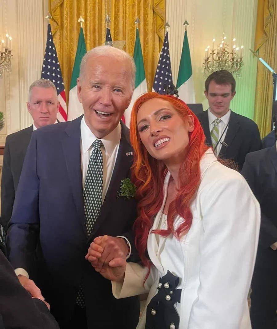 国外总统乔拜登特邀wwe女选手贝基林奇前往白宫并合照留念