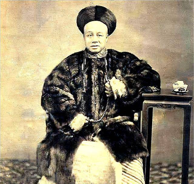 就在此时,马师爷让段兴文在口供上签字画押,段兴文却不急着签字,他说