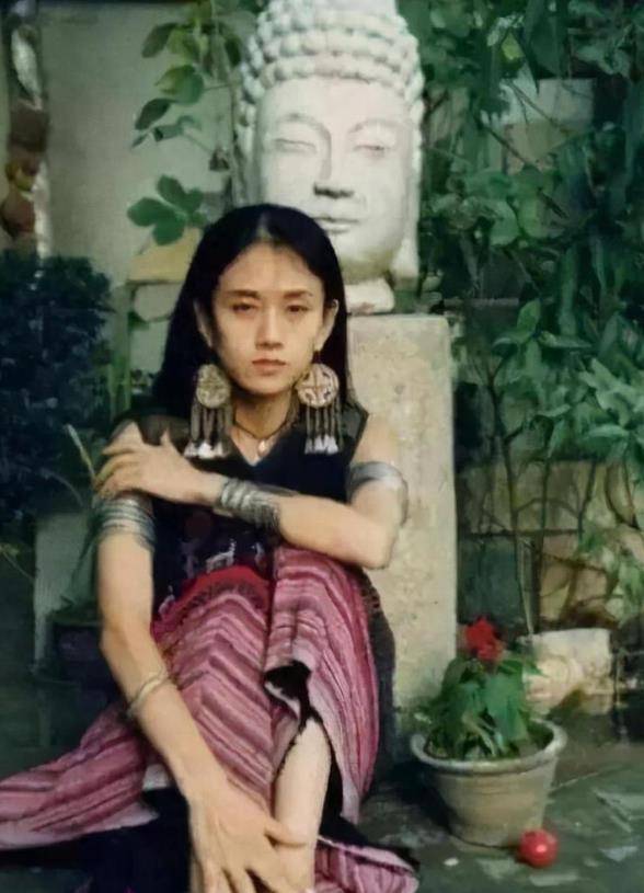 杨丽萍10年不摘帽子,本以为是装饰品,摘下帽子却令人感慨良多