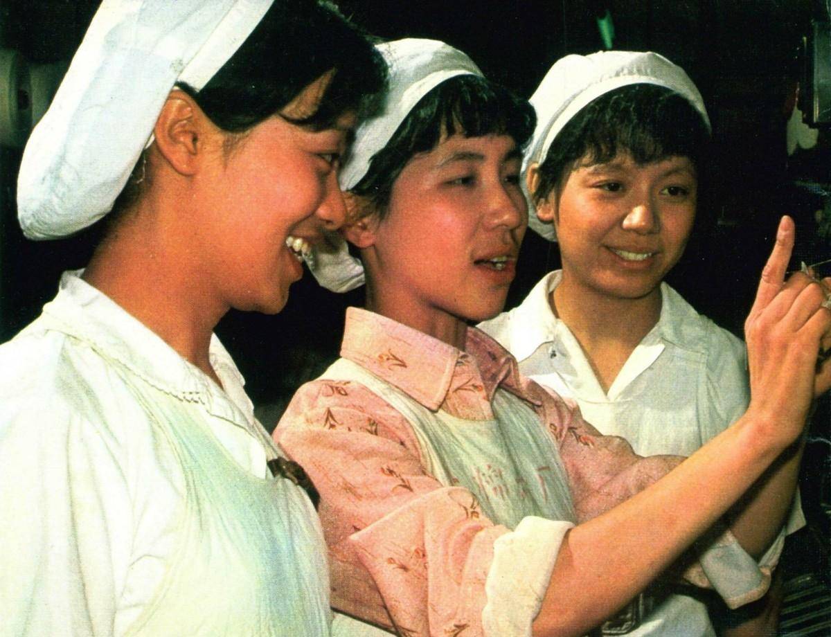 1982年,上海青年女工陈燕飞.