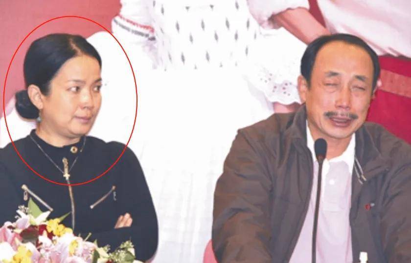 原创吕丽萍夫妇疑回国养老与孙海英移民失败满头白发朴素无人识