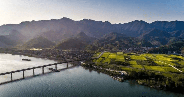 富春江实景图作为《富春山居图》的诞生地,大城小院的新中式建筑,正