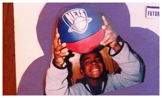 原创质疑欧文为何频出怪诞行径恐龙球场惊现拄拐棍入场之秘