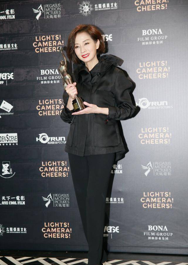 原创毛舜筠的精致感难以比拟一袭黑裙高贵动人老了也优雅