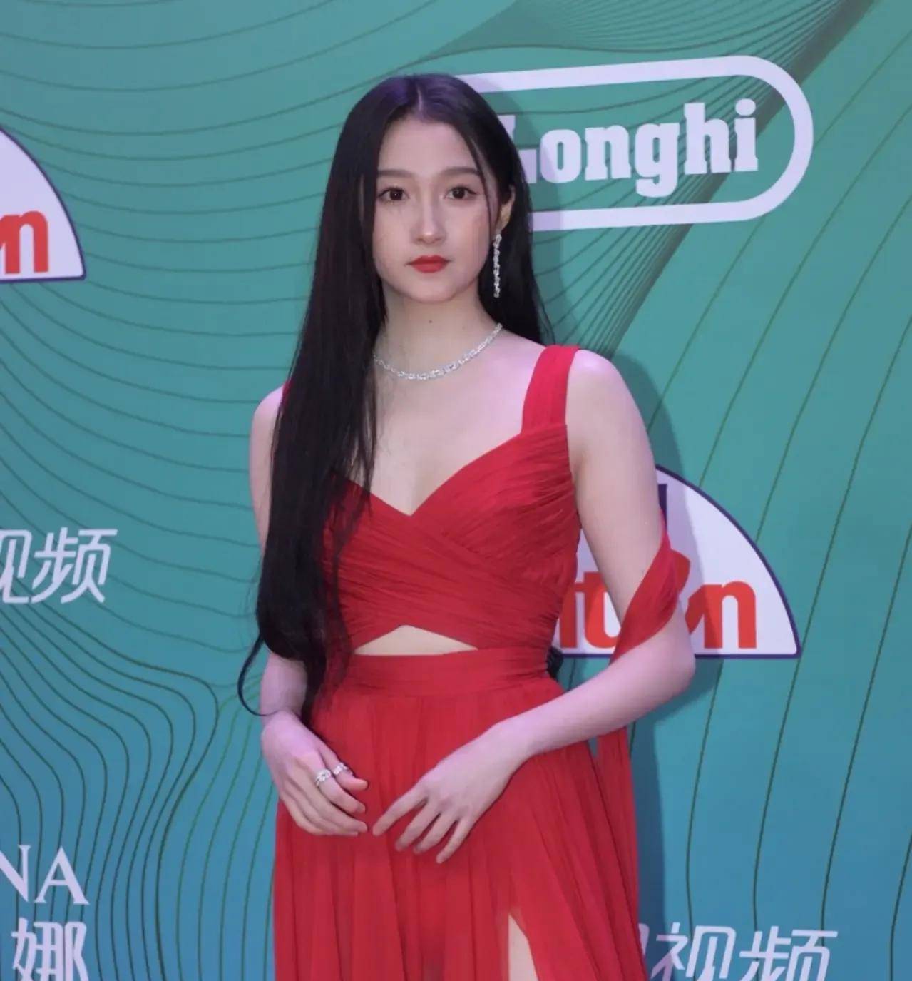 原创白玉兰红毯陶虹孔雀装惊艳毛晓彤站童瑶身边似丫鬟白百何胖得厉害