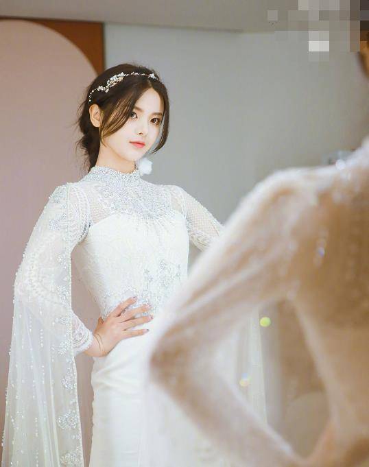 原创火箭少女穿婚纱孟美岐气质复古吴宣仪美成仙女就杨超越风格大变