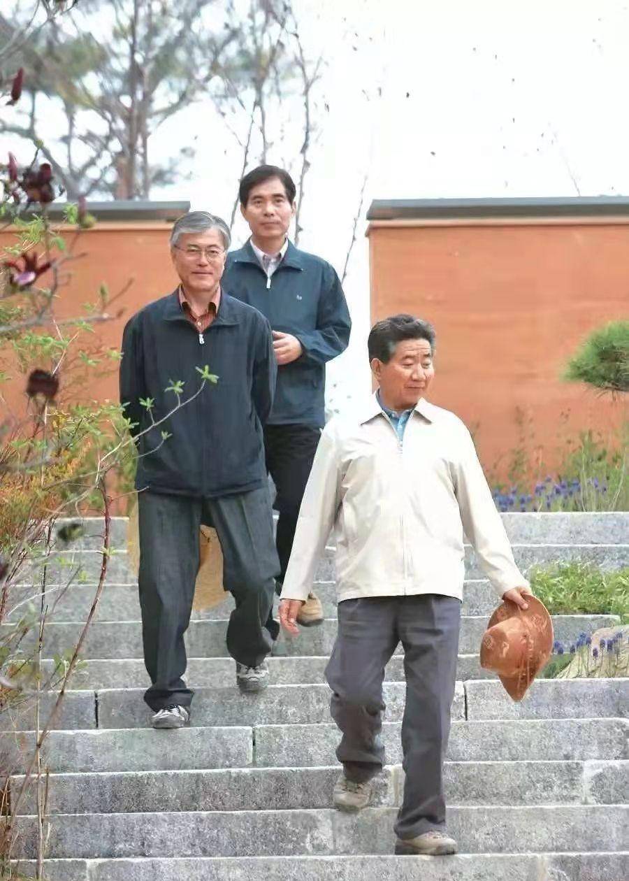 新上任总统李明博,本身在韩国大财阀工作了二十七年之久,一路顺风顺水