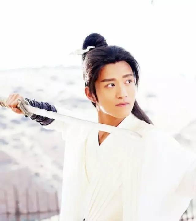 在《择天记》里,他是离山剑宗大师兄秋山君,天赋异禀,武力高强,对师妹