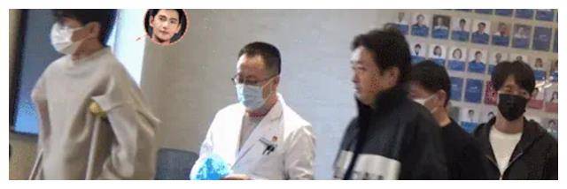 杨洋病倒入院经纪人搀扶接受治疗医生严肃叮嘱