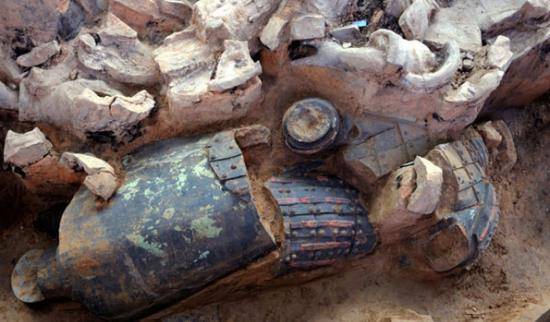 唯一一件禁止出国展览的兵马俑,面部特别,连专家至今也无法解释_绿色