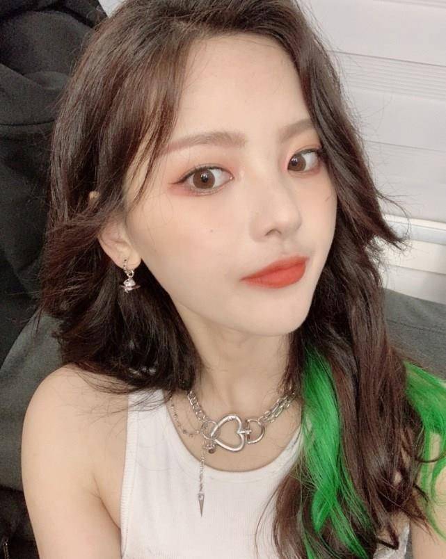 杨超越端午节晒自拍却秒变一米四身后衣服乱得真实扎双马尾像极了小