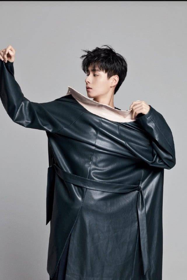 同是90后小生,胡一天情人节卖萌受万人追捧,肖战却近一月没消息,可惜