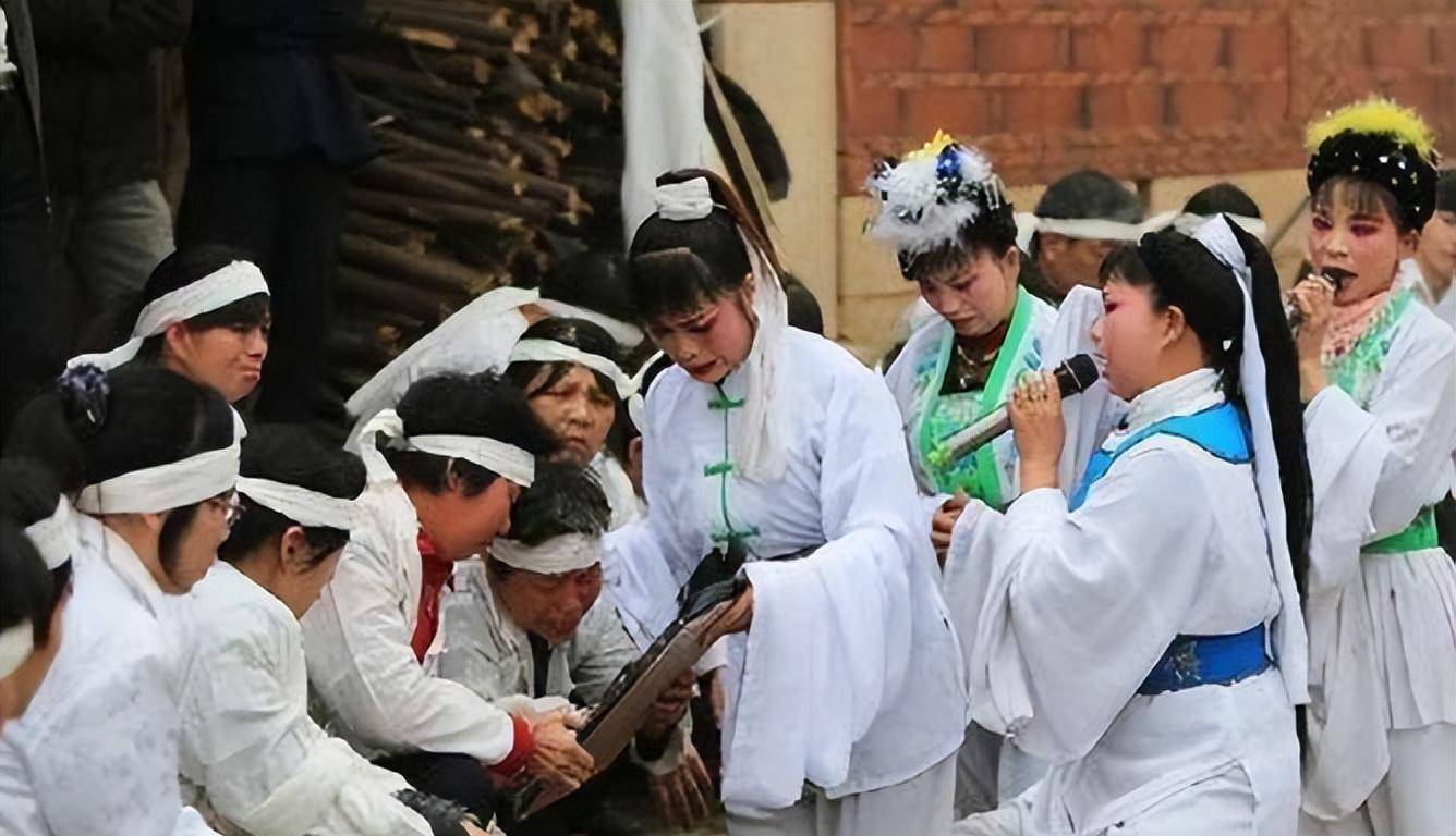 原创五旬哭灵人李美珍痛哭发自肺腑今每场挣3000元给儿子买了房